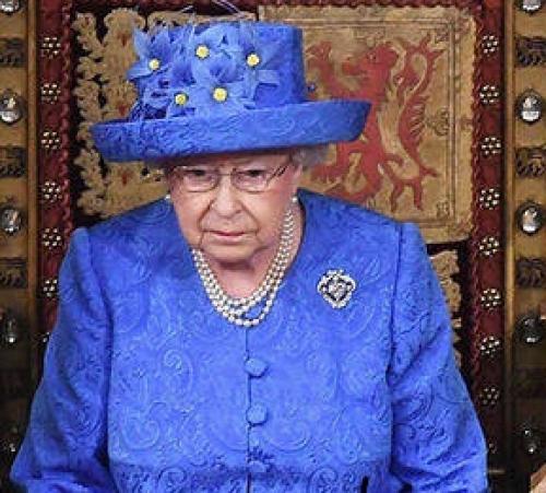 طرح و رنگ کلاه ملکه انگلیس سوژه رسانه‌ها شد
