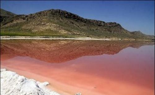 دریاچه مهارلو مانند هر سال قرمز شد