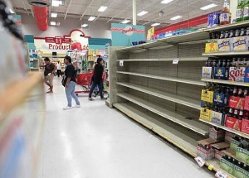 عکس/ هجوم مردم آمریکا به فروشگاه‌ها از ترس طوفان