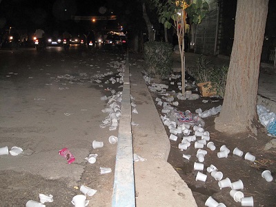 خیابان ها در محاصره ظروف پلاستیکی!/ ظروف یکبار مصرف روزگار محیط زیست را سیاه کرد