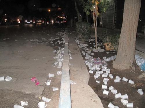خیابان ها در محاصره ظروف پلاستیکی!/ ظروف یکبار مصرف روزگار محیط زیست را سیاه کرد
