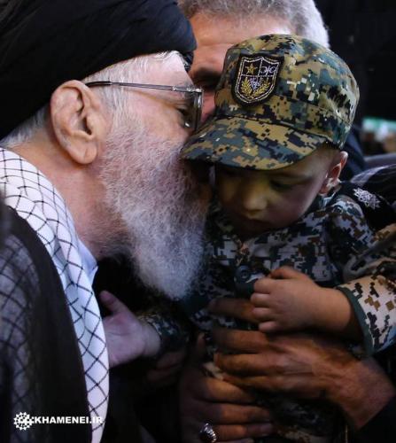  عکس/ بوسه رهبرانقلاب بر فرزند شهید حججی