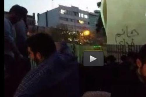  فیلم/ برگزاری نماز جماعت در مقابل دانشگاه‌ تهران