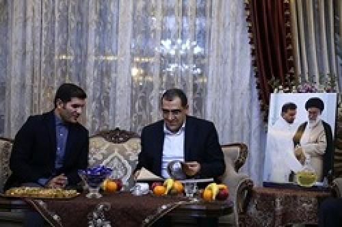 عکس/ وزیر بهداشت با  خانواده شهید حسن تهرانی مقدم دیدار کرد