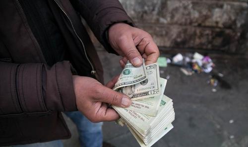 سود نجومی گرانی دلار در جیب «وحید.م» و «محمد.س» ۲ دلال بزرگ؛ خریداران خرد متضرر شدند 