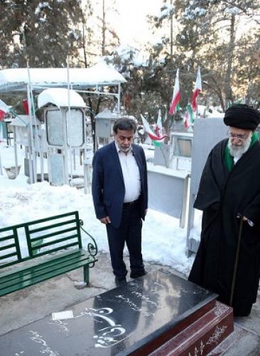  عکس/ حضور رهبر انقلاب بر مزار پدر موشکی ایران