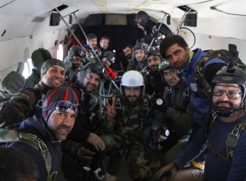  عکس/ نمایش هوایی چتربازان سپاه در آستانه 22بهمن