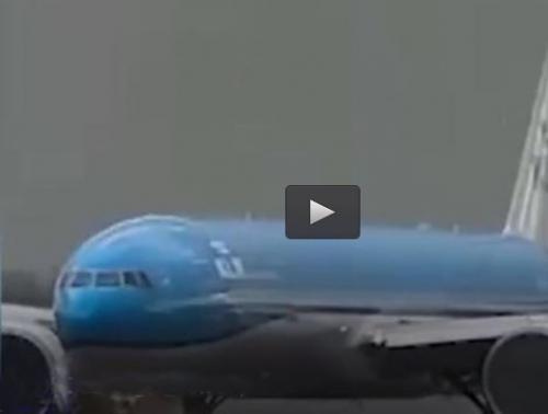  فیلم/ برخورد صاعقه با یک فروند هواپیما