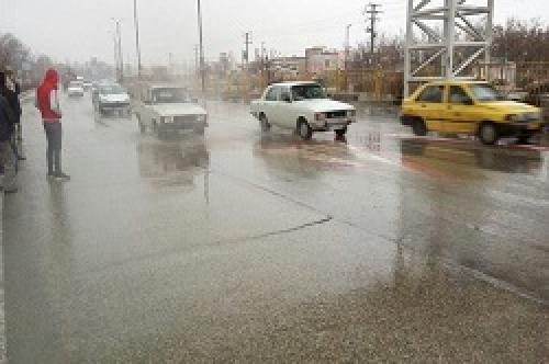 بارش رگباری باران در چهار محال و بختیاری/جاده ها لغزنده شد