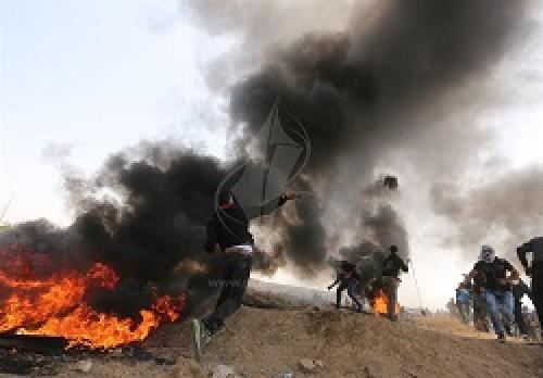 جوانان فلسطینی پرچم اسرائیل را مقابل نظامیان این رژیم به آتش کشیدند