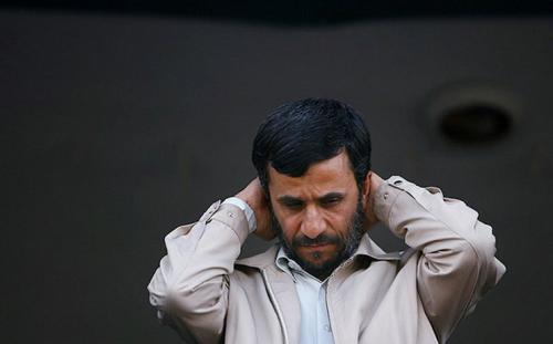 احمدی‌نژاد اشتباه هاشمی و خاتمی را ادامه داد / گردش احمدی نژاد از استکبار به لاریجانی‌ها 