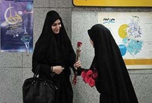 اهدای گل در ایستگاه های مترو به مناسبت هفته عفاف و حجاب