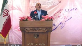  ظریف: کلمه به کلمه برجام مذاکره شده و ترامپ با یک امضا می گوید همه چیز باطل است/ وظیفه دولت است که وضعیت مردم را بهبود بخشد 