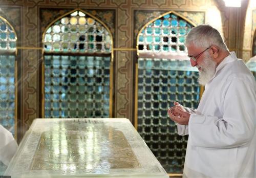  غبارروبی مضجع مطهر حضرت امام رضا(ع) با حضوررهبر معظم انقلاب