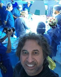  سلفی گرفتن حمید فرخ‌نژاد در اتاق عمل