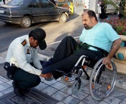  کمک مامور پلیس به یک فرد معلول +عکس