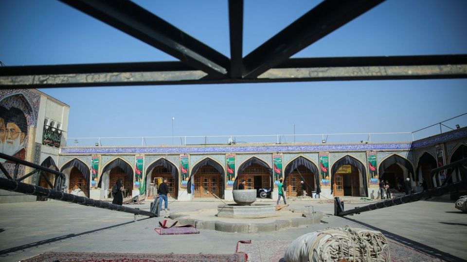 آیین برافراشتن خیمه ی حسینی در امام زاده هارونیه اصفهان /عکس