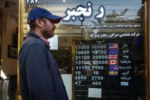 واکنش مردم به کاهش قیمت دلار در یک فروشگاه +عکس