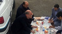  عکس/ ناهار خوردن "فتاح" در کنار جاده!