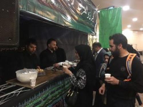 دست بوسی برای نوکری! +عکس