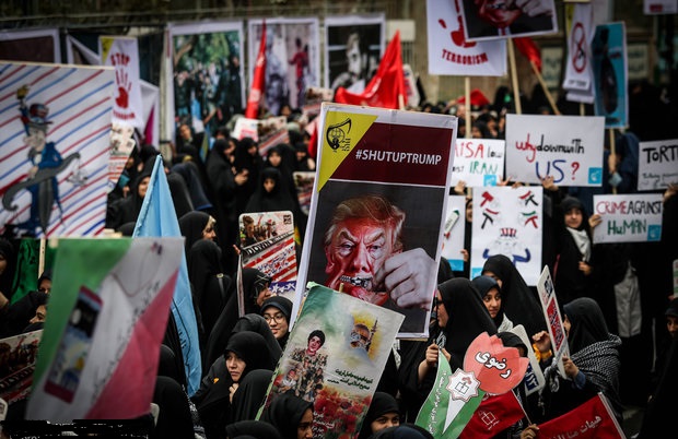 آغاز راهپیمایی عظیم ۱۳ آبان در سراسر کشور با شعار "هیهات من‌الذله"/ طنین شعار «مرگ بر آمریکا» در ایران اسلامی/ دلارهای آمریکایی زیرپای مردم