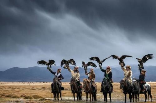 عکس/ سوارکاران عقاب به دست