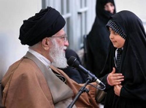  عکس/ عرض ادب دختر شهید به رهبر انقلاب