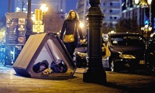  عکس/ توزیع چادر برای افراد بی‌خانمان
