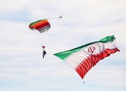  عکس/ اهتزاز پرچم ایران در آسمان کیش