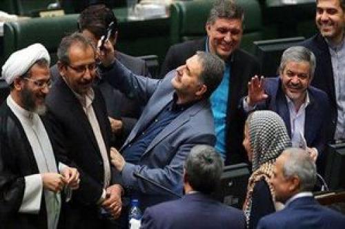 عکس/ هدیه جالب دانشجویان به نماینده سلفی بگیر!