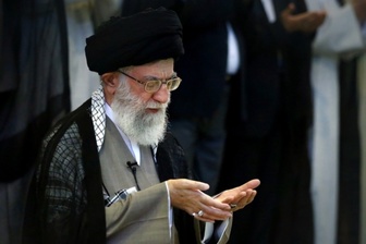 رهبر انقلاب بر پیکر آیت‌الله هاشمی‌شاهرودی اقامه نماز می‌کنند 