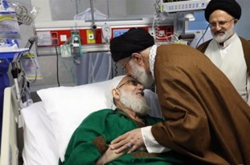 عیادت سال گذشته رهبر انقلاب از آیت‌الله هاشمی شاهرودی 