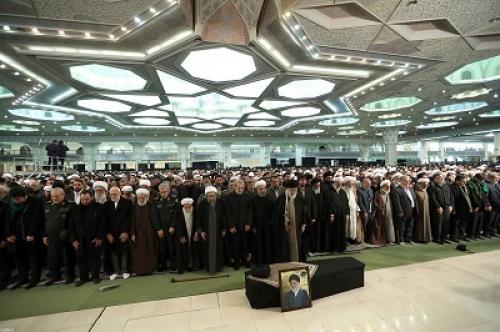اقامه نماز برپیکر آیت الله شاهرودی به امامت رهبر معظم انقلاب/عکس