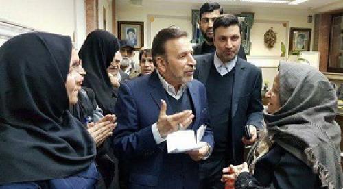  عکس/ عیادت واعظی از دانشجویان حادثه دیده