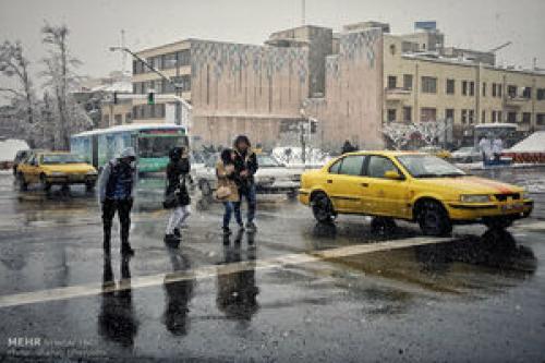 برف خیابان‌های تهران را قفل کرد