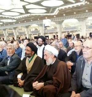  عکس/حجت الاسلام صدیقی در صف نمازگزاران