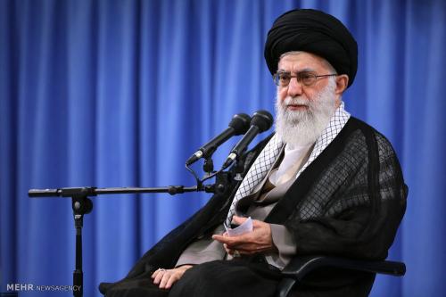 جوانان فضای مجازی را به ابزار تودهنی زدن به دشمن تبدیل کنند/ یک عده غرب زده پُز قدرت آمریکا را می‌دهند