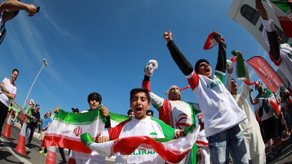 تصاویر حضور تماشاگران ایرانی در ورزشگاه آل‌نهیان برای بازی ایران و ویتنام را مشاهده کنید