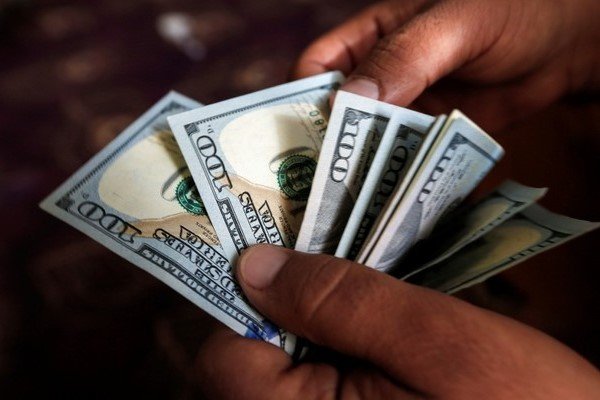 فعال شدن سپرده ریالی مبتنی بر ارز در بانکها/ ریسک نوسان نرخ را چه کسی‌می‌پذیرد؟