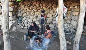 زنی که با ۲ فرزندش در کوه زندگی‌ می‌کنند 
