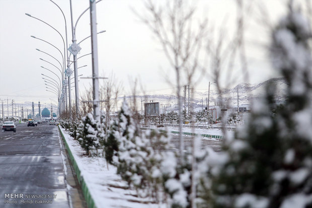 بارش برف و باران در نیمی از محورهای کشور