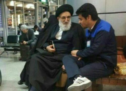 عکس/حضور بدون تشریفات امام جمعه در راه‌آهن