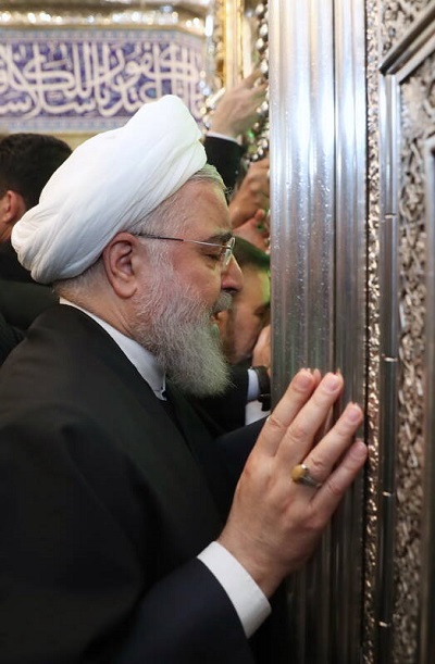 عکس/ روحانی در کنار ضریح امام حسین(ع)