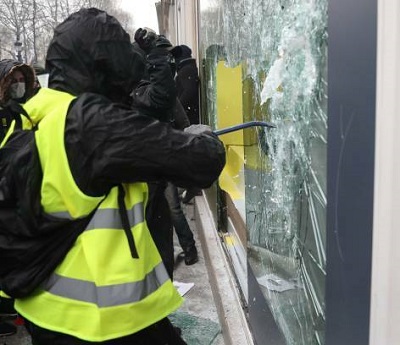 عکس/خسارت جلیقه زردها به فروشگاه‌های پاریس