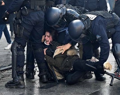 عکس/حمله پلیس فرانسه به یک زن