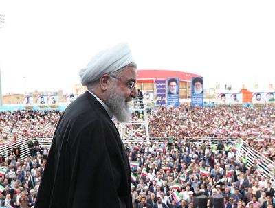 عکس/سخنرانی روحانی در جمع مردم کنگان