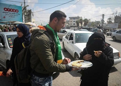 عکس/ توزیع شیرینی هلاکت صهیونیست‌ها در فلسطین