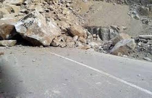 فیلم/لحظه ریزش کوه در محور خوش ییلاق گلستان 