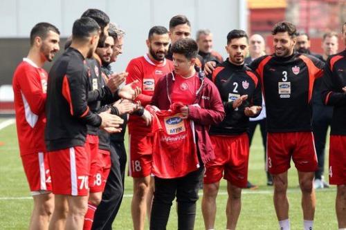 سوپرایزپرسپولیس وبرانکو برای هواداران:جشن ستارگان سرخ پوش در پرسپولیس/حضور پیشکسوتان وهواداران پرسپولیس با گل و شیرینی در تمرین سرخپوشان