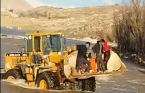 فیلم| برای رفتن به این روستا باید جان‌تان را کف دستتان بگیرید!